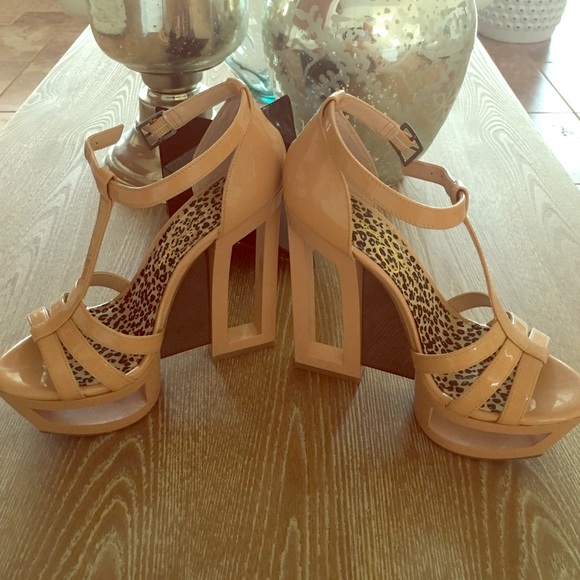 Jessica Simpson tan patent leather shoes size 7