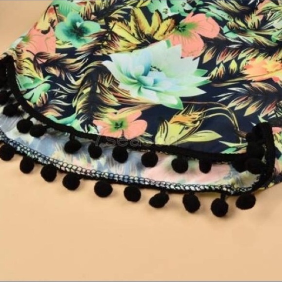 🦋SALE🦋 Pom Pom Shorts - Picture 3 of 4