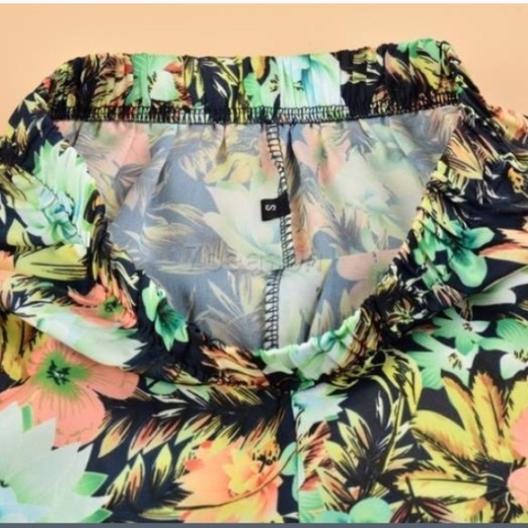 🦋SALE🦋 Pom Pom Shorts - Picture 4 of 4