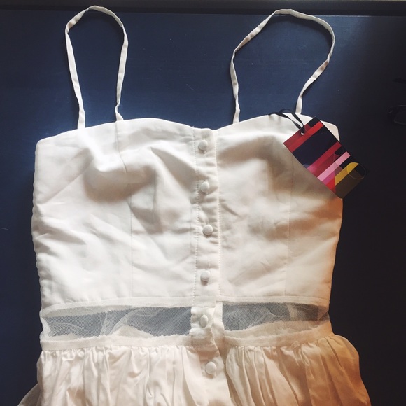 πHost Pick! Jarlo Wonderland Beach Wedding Dress! - Picture 3 of 4