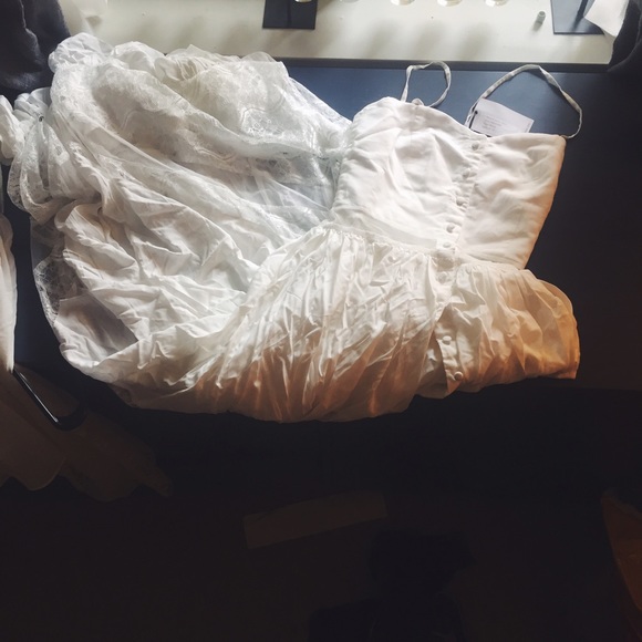 πHost Pick! Jarlo Wonderland Beach Wedding Dress! - Picture 4 of 4