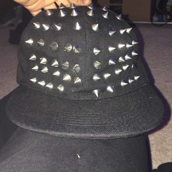 Studded hat - Picture 4 of 4