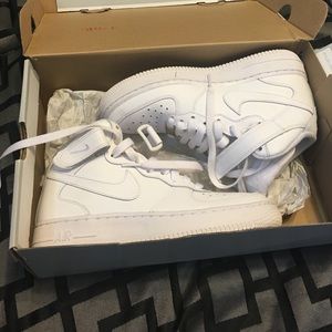 Air Force 1 mid. Size 4y (6womens)