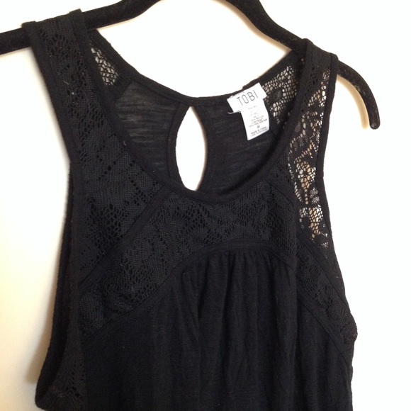 Sleeveless, lace neckline shirt