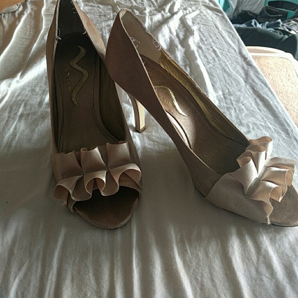 Small heel with small ruffle in front