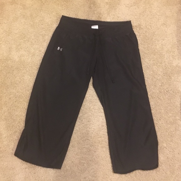 Under armour black heat gear workout capri's
