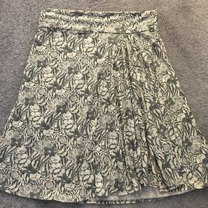 Max Studio skirt in gray and white