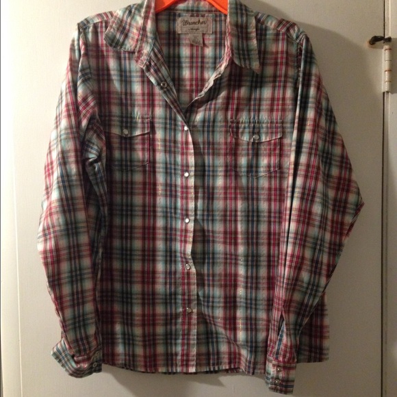 Wrangler shirt worn very little. Very cute!