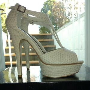 Colin Stuart White/ beige heels