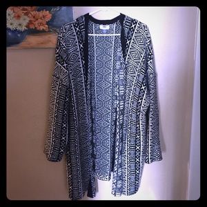 Black & white heavy, long cardigan 💜