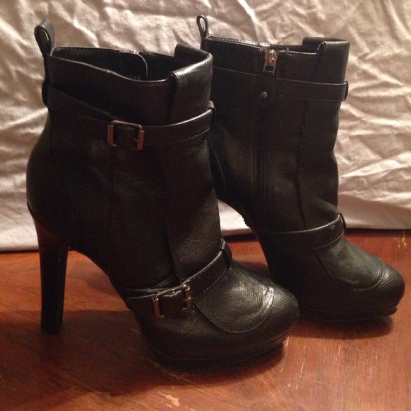 Vera Wang "Ellie" black high heel shoe