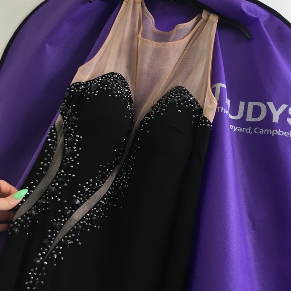 PROM DRESS 👑🎉 - Picture 2 of 3