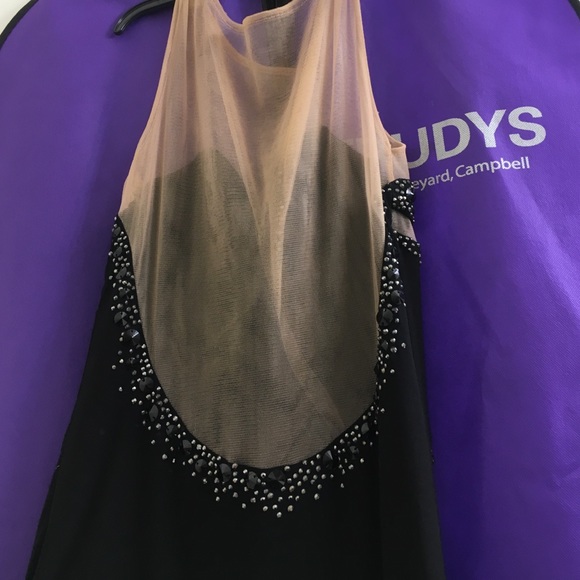 PROM DRESS 👑🎉 - Picture 3 of 3