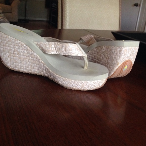 Volatile Bahama women's casual wedge scandal - Picture 2 of 2
