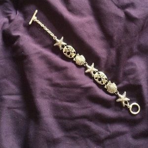 Bracelet *Free with another purchase.*