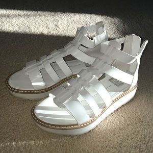 HOLD White platform sandal