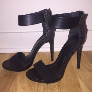 Woman's Black Wild Diva Heels-size 7