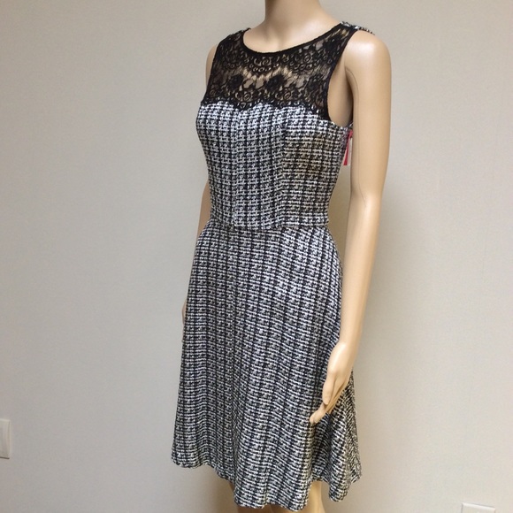 Black and White Lace Collar Tweed Dress - Picture 2 of 4