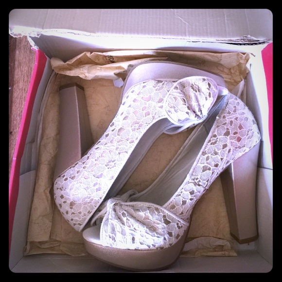 SALE ‼️✨Brand new American Rag Cie white heels✨