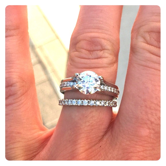 Engagement ring and wedding band set