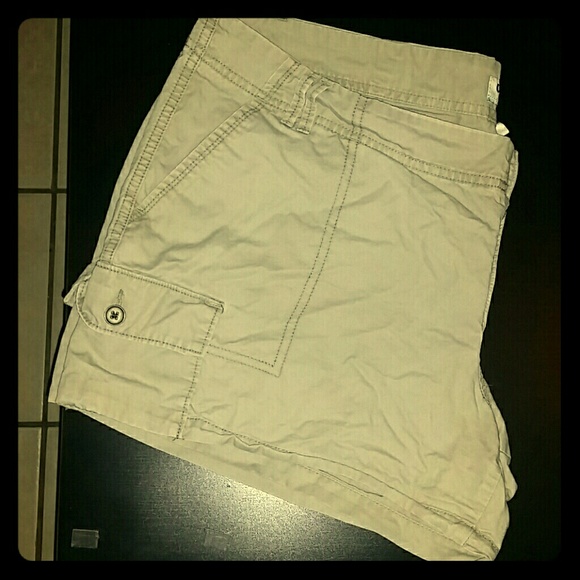 Cute tan shorts !