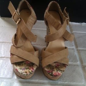 Nude floral cork wedges 💐