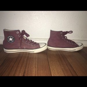 Maroon/burgundy vintage hightop converses