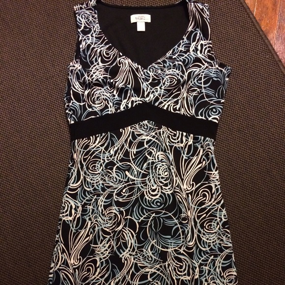 Patterned dress. Flattering cut but modest fit