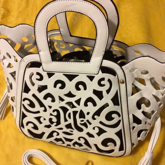 White hollow purse - Picture 2 of 3