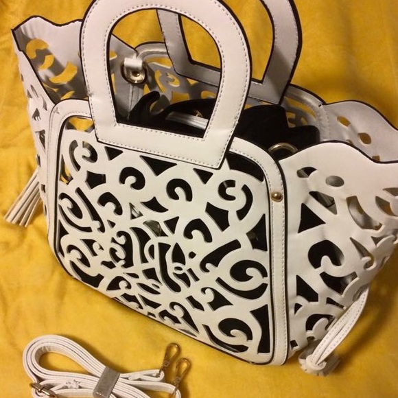 White hollow purse - Picture 3 of 3