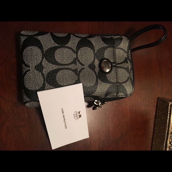 🎉🎉NWT COACH UNIVERSAL PHONE WRISTLET🎉🎉 - Picture 3 of 4