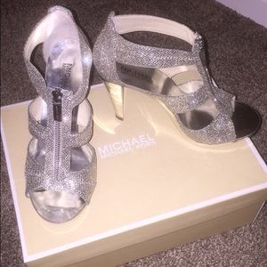 MICHAEL KORS SILVER GLITTER OPEN TOE HEELS
