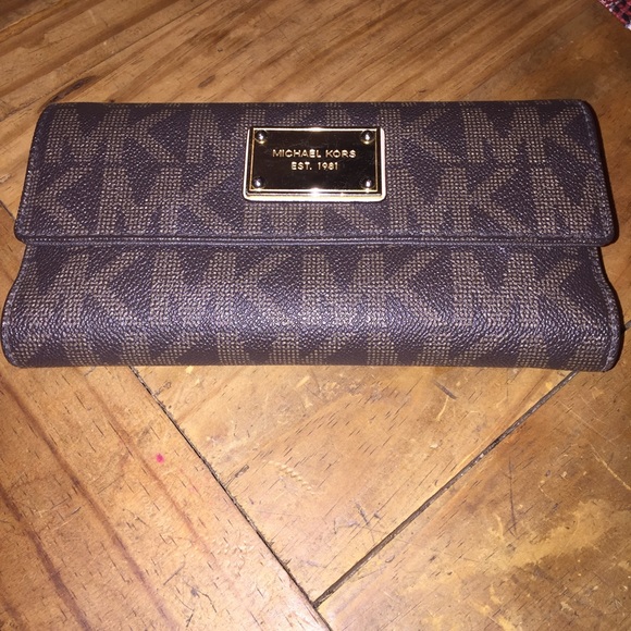 Micheal Kors Logo Wallet & Check book