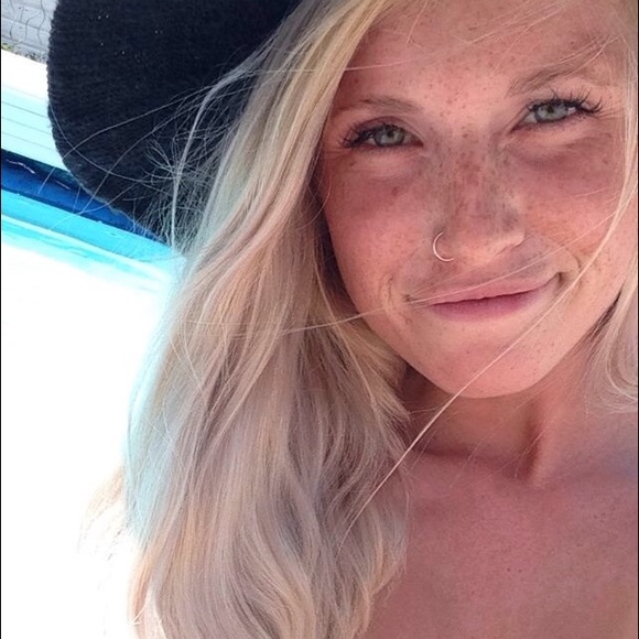 Greetings fellow poshers! π» - Picture 3 of 3