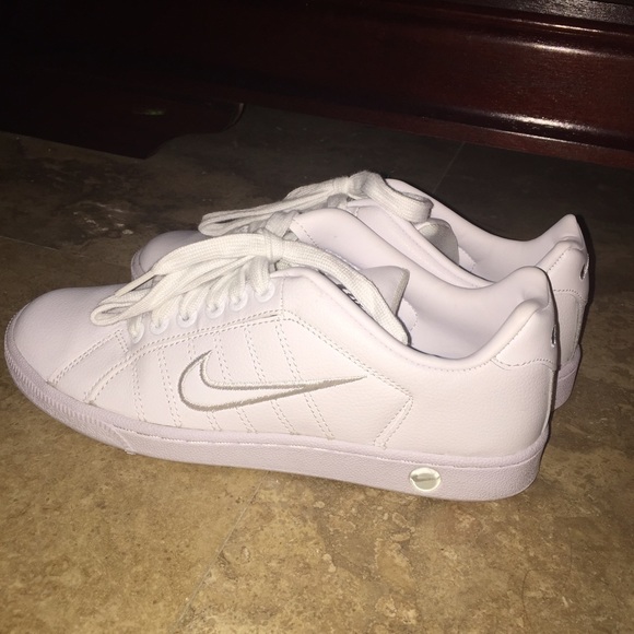FLASH SALE!!!❤️White nike shoes