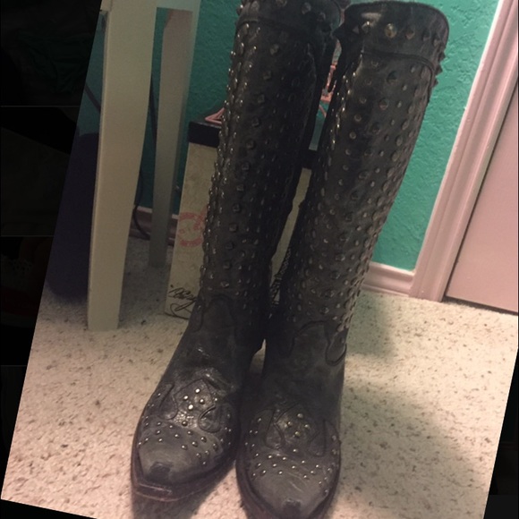 *HOLD*Corral vintage studded cow girl boots !