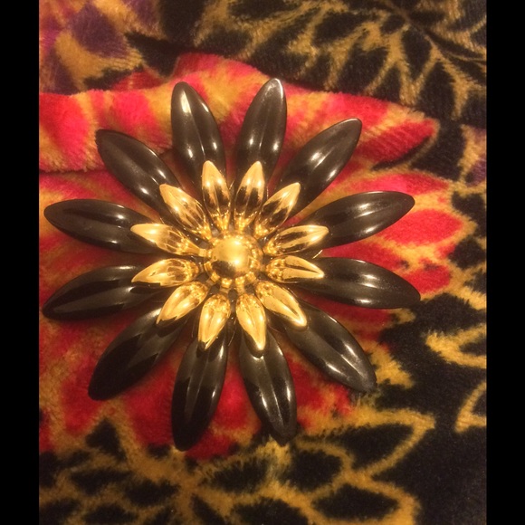 Sarah Coventry Vintage enamel Brooch pin