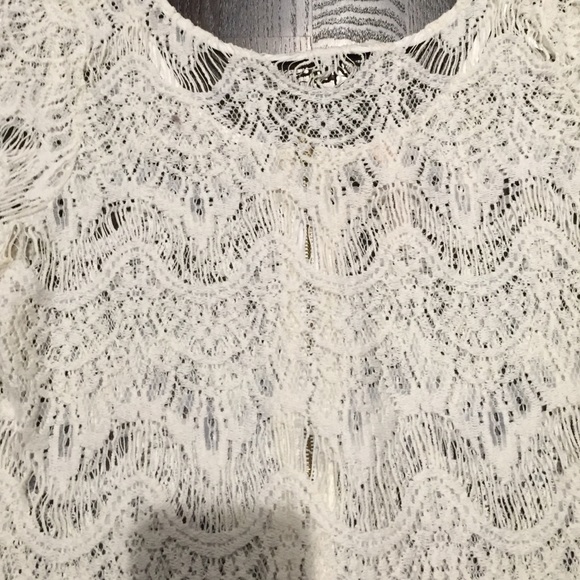 Cream lace crop top - Picture 2 of 4
