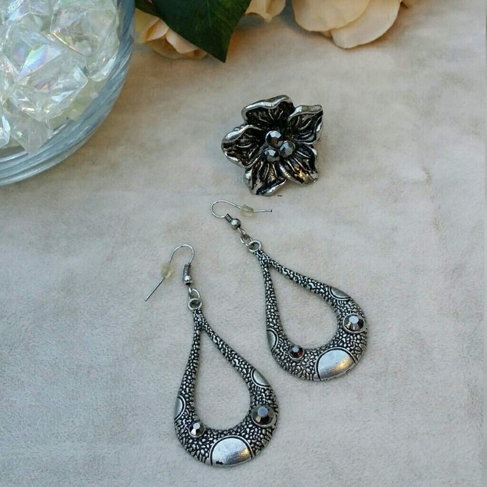 Gunmetal Tear Drop Dangle Rarrings w/ Rhinestones