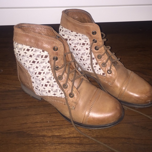 ✨Steve Madden tie up boots✨