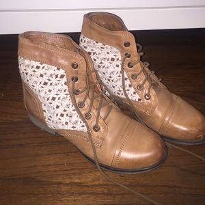 ✨Steve Madden tie up boots✨