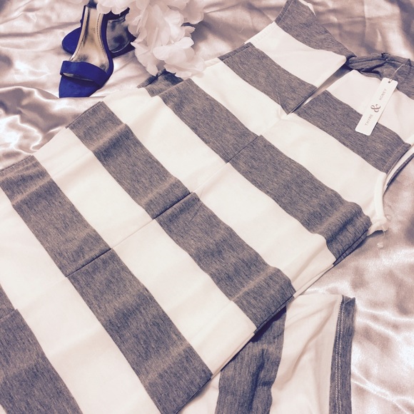 SOLD! Thyme and Honey MaXi Dress - Picture 3 of 4