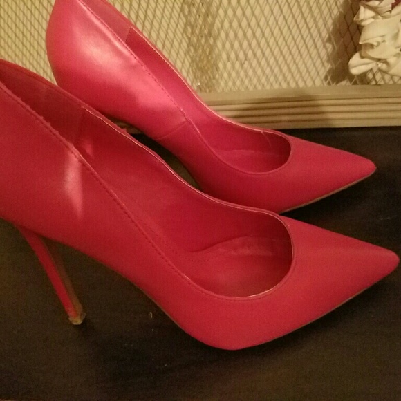 Red pumps
