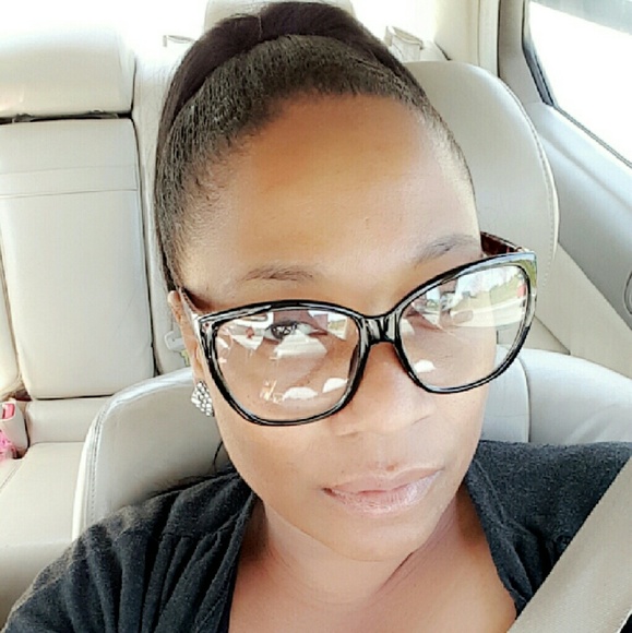 Meet your Posher, Amina