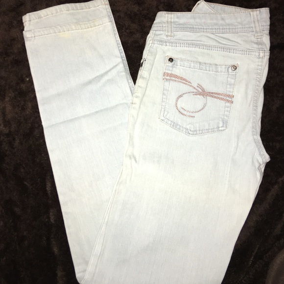 ▫️ white and light blue jeans▫️