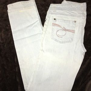 ▫️ white and light blue jeans▫️