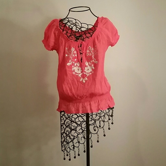 Ruffled neck and bottom, blouse with flower design