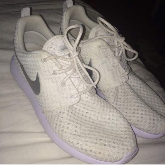 women's white nike roshe size 9