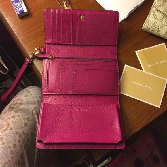 Michael Kors IPhone 6 Wallet/Wristlet - Picture 2 of 4
