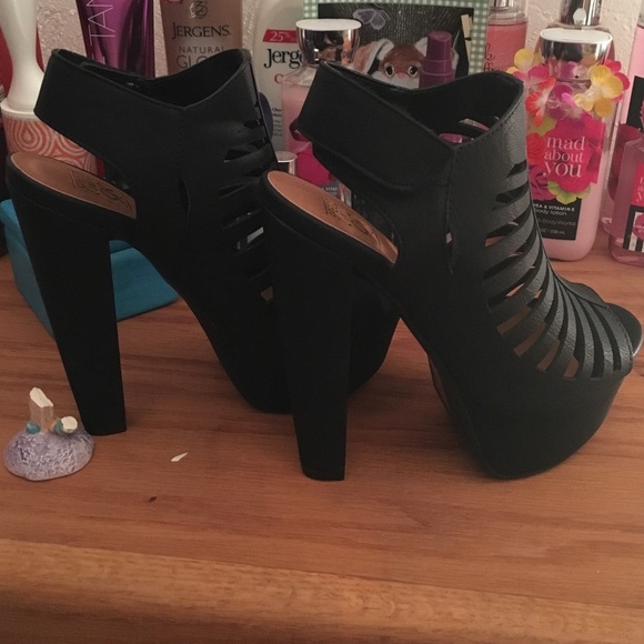 Heels - Picture 3 of 4